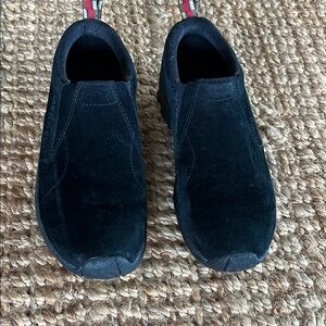 Merrell Black suede  Slip-On Hiking shoe  w/ chunky soles
Sz 6.5
Great condition